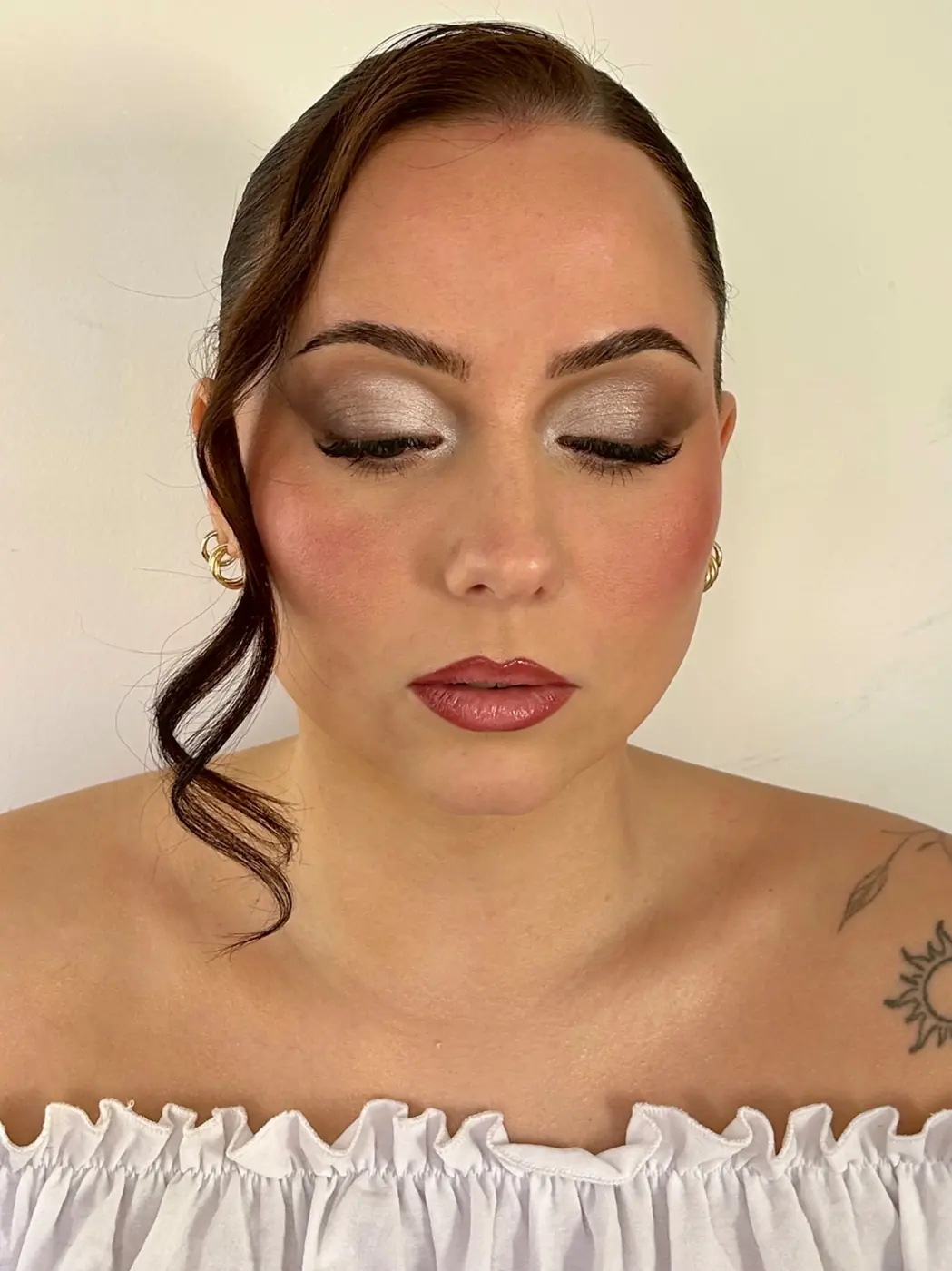 Maquillage lumineux, paupières satinées, blush rosé et lèvres glossy