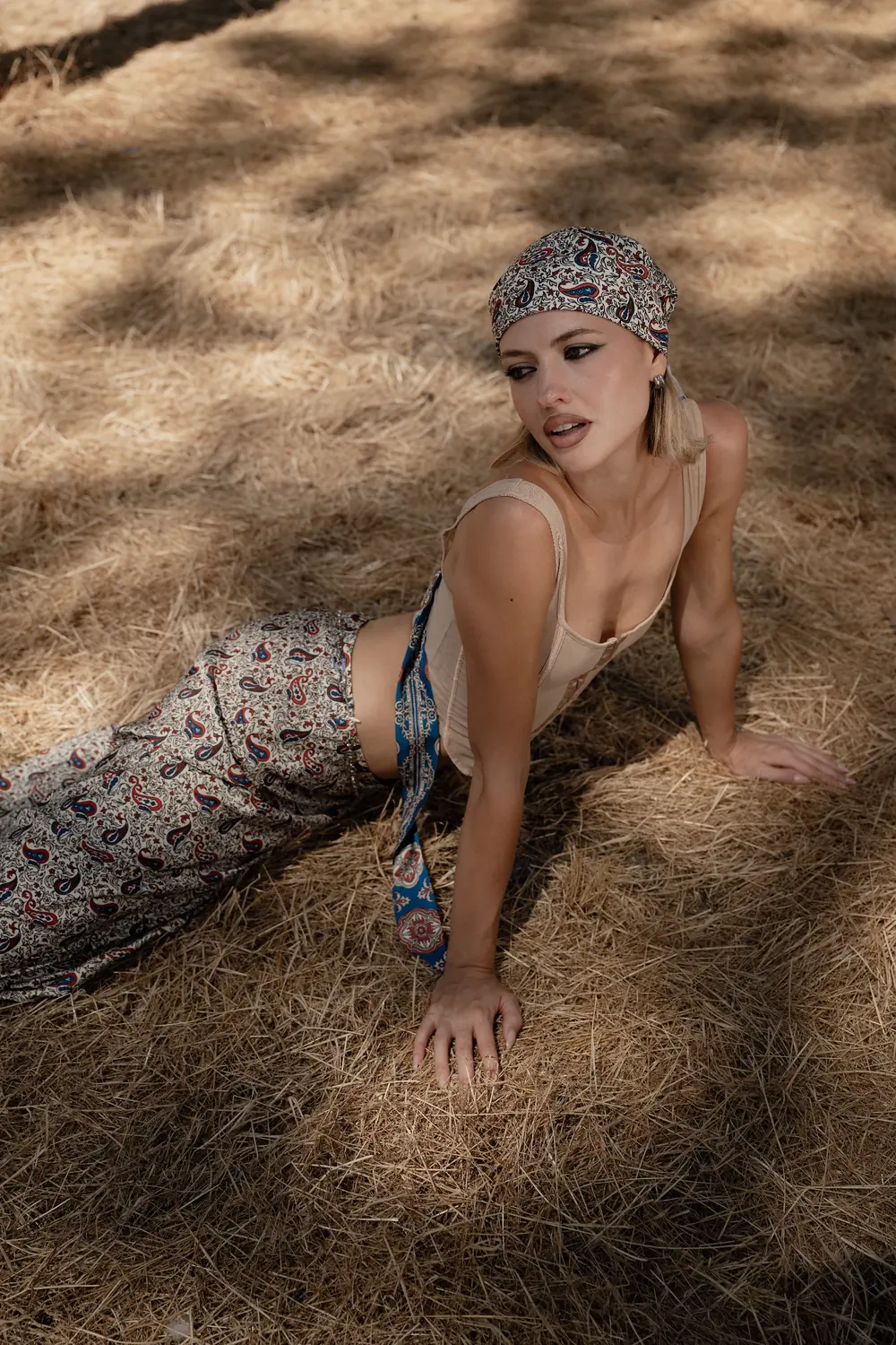 Modèle au foulard paisley assise au sol, liner graphique